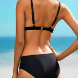 Bikini s prorezom i nijansama boje
