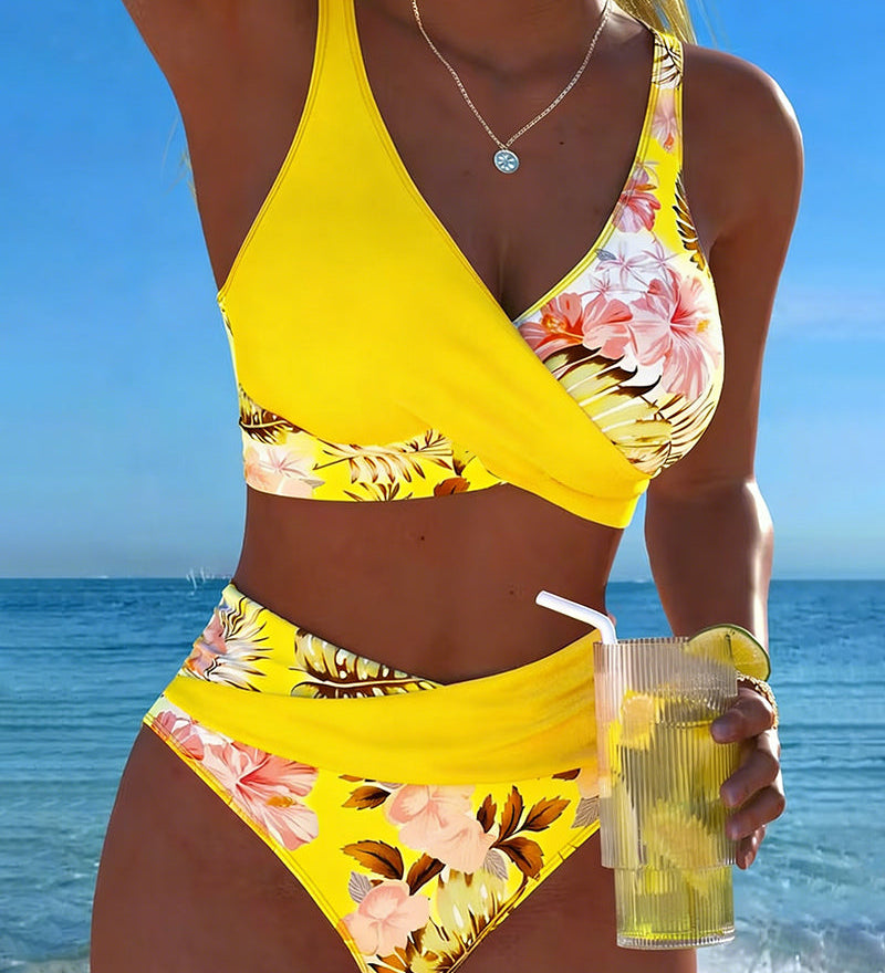 Bikini s kontrastnim cvjetnim uzorkom i prorezom